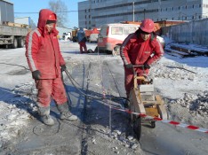 Резка штробы швонарезчиками бетонного дорожного покрытия