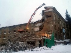 Снос административного корпуса и перехода между зданиями корпусов №1 и № 2 с применением длиннорукого демонтажного экскаватора-разрушителя